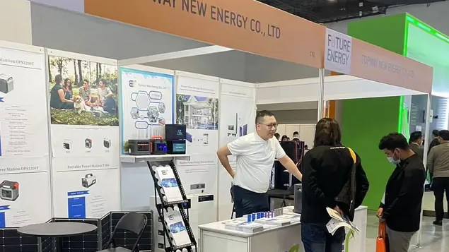 拓普威电池 (HCC) 在展会上销售电池。