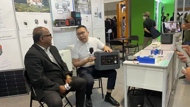 拓普威电池 (HCC) 员工在展会上接受电池采访